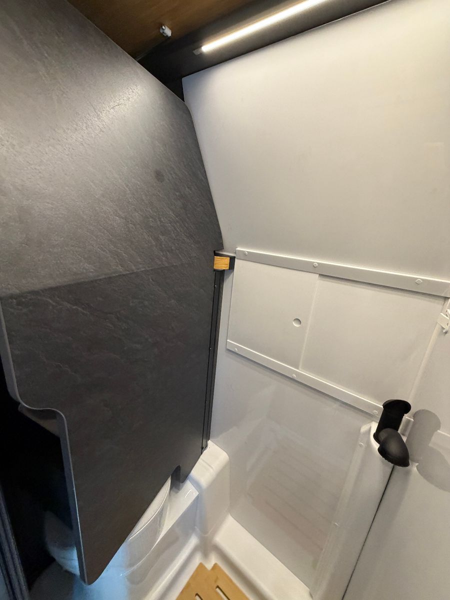 Fahrzeugabbildung HYMER / ERIBA / HYMERCAR Redwood 601 - Voll - 6.871€ sparen!