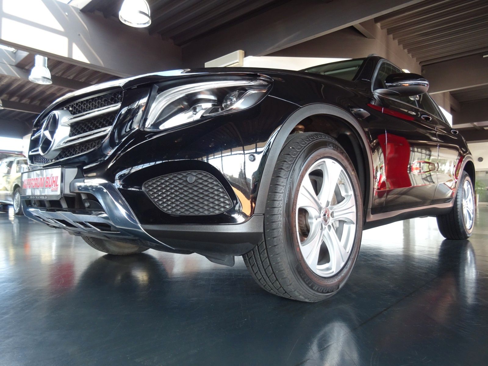 MERCEDES-BENZ GLC 220 d 4-Matic/ Autom/ Navi/ LED/ PDC+Kamera
