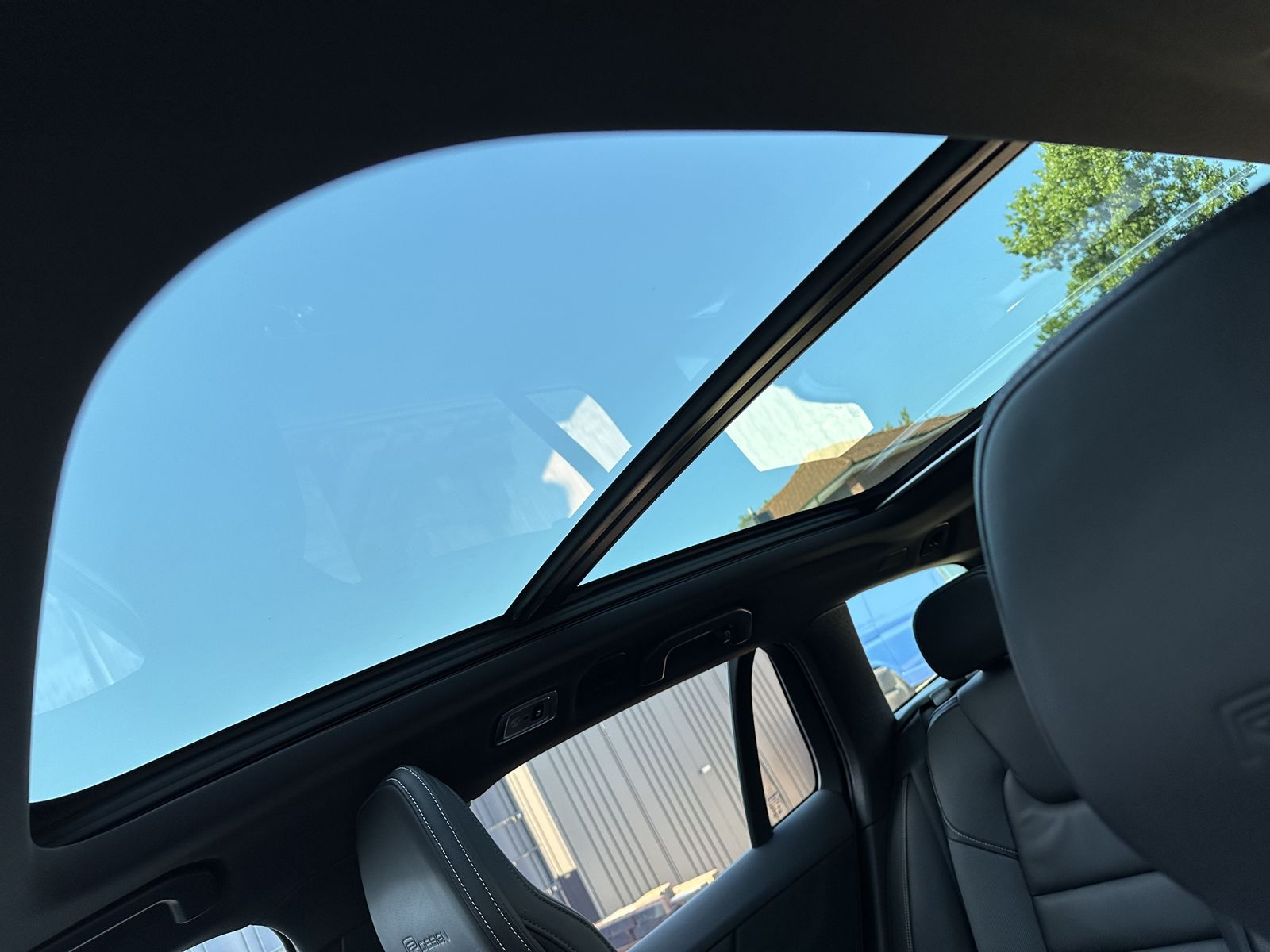 Fahrzeugabbildung Volvo V60 T8 AWD Twin Engine R-Design NAV+LED+AHK+360°