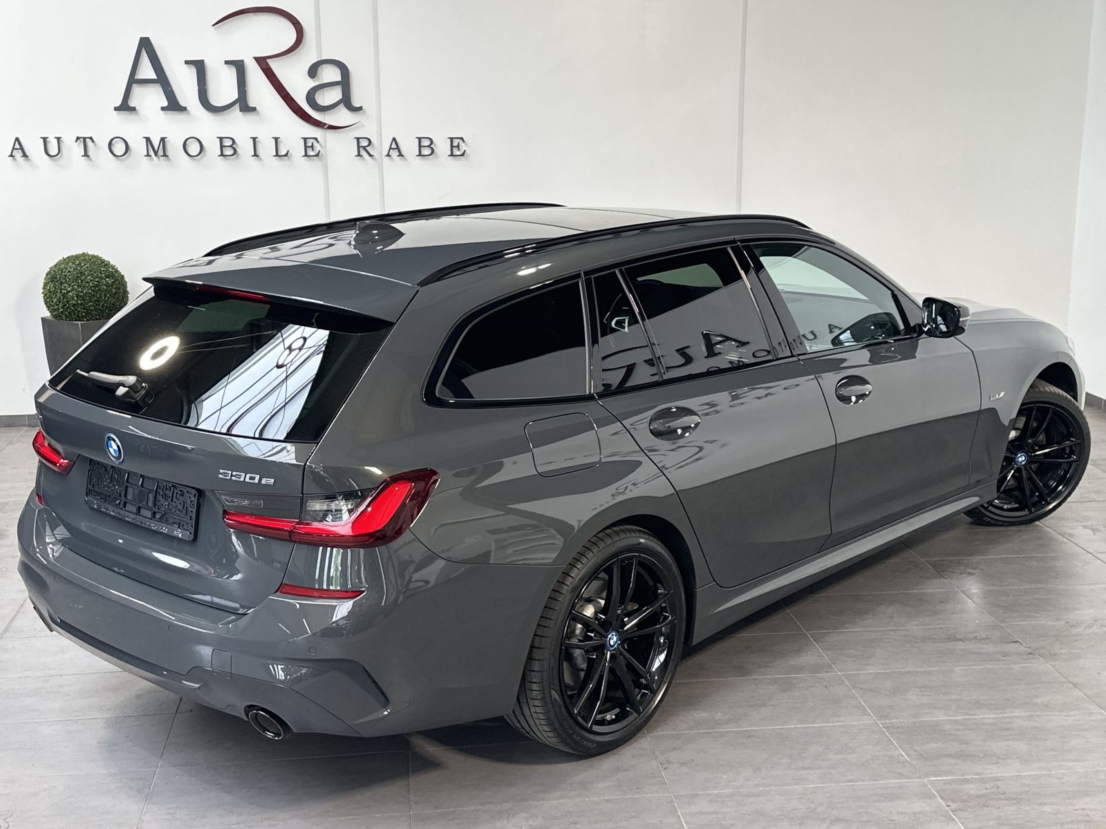 Fahrzeugabbildung BMW 330e Touring xDrive M-Sport NAV+LED+PANO+AHK+SHZ
