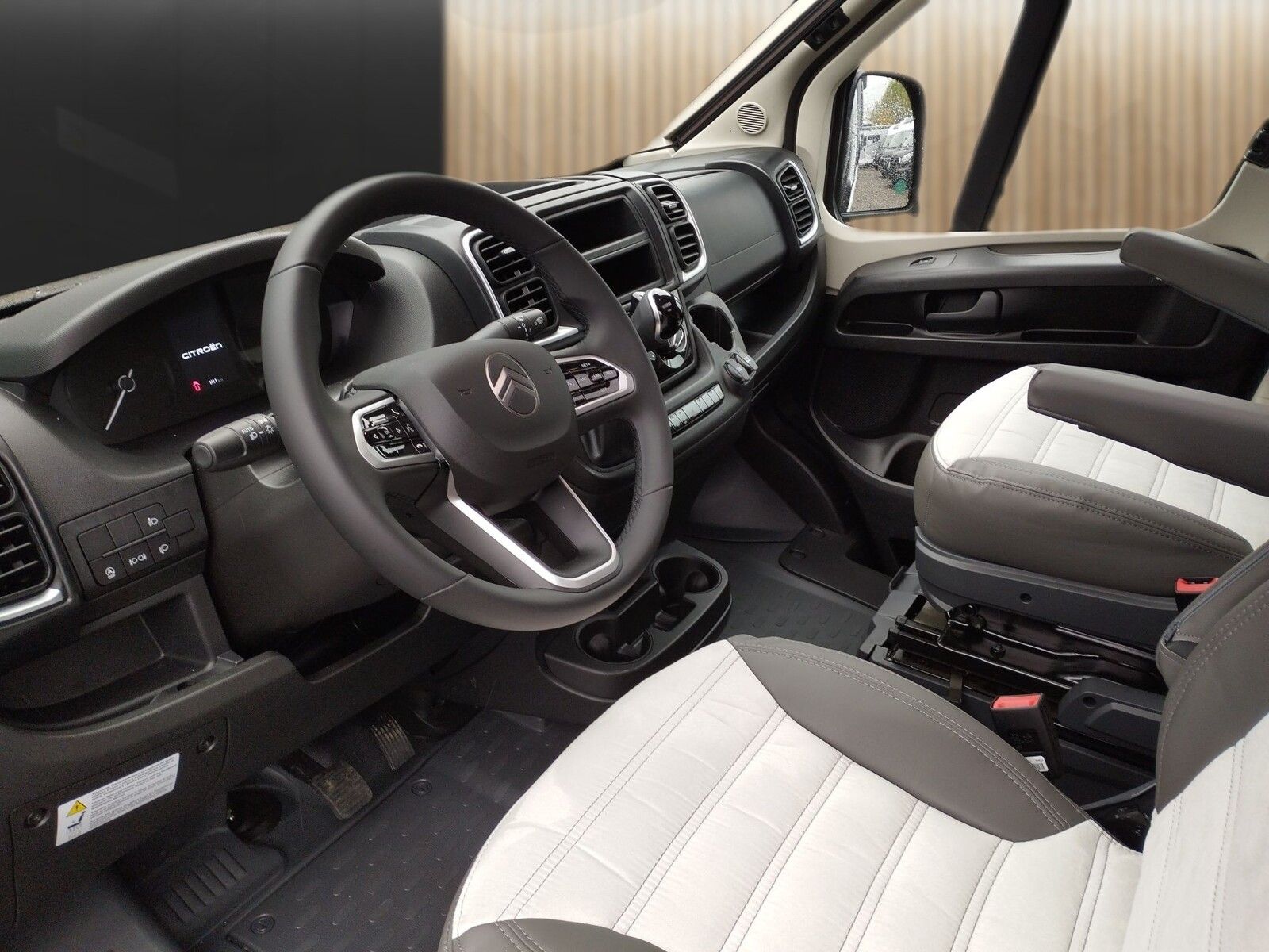 Fahrzeugabbildung Sunlight Adventure V 66 Automatik, Dörr Edition, TV