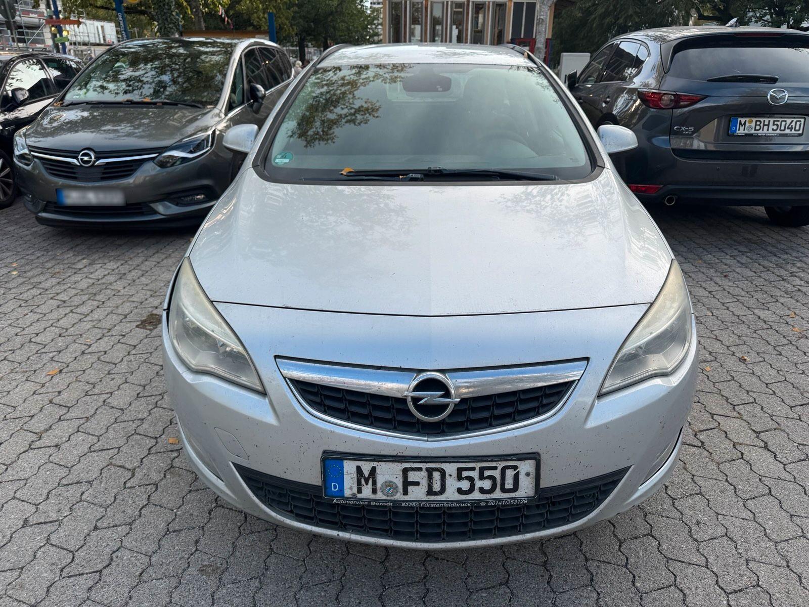 Opel Astra 2012 — rear view