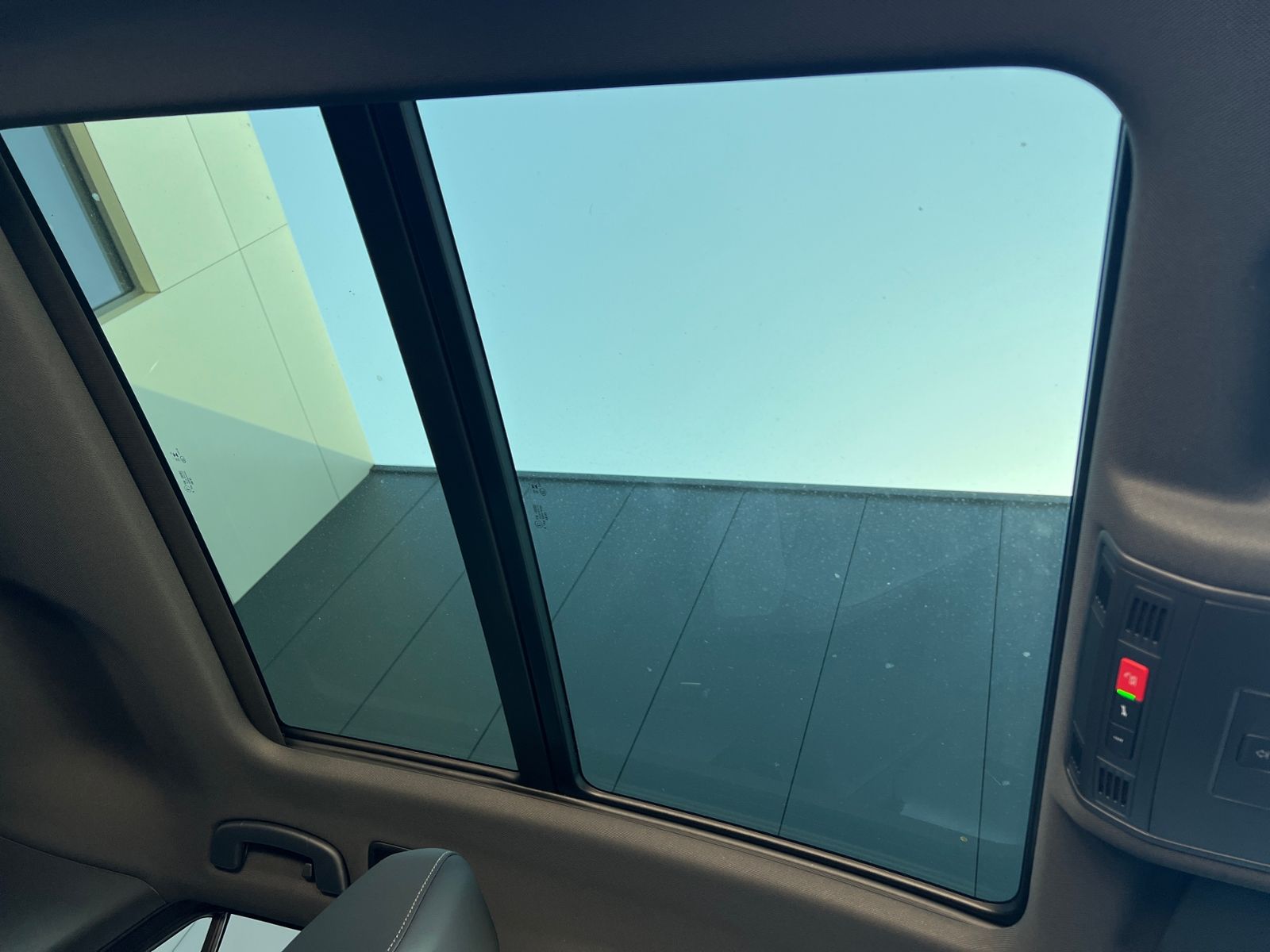 Fahrzeugabbildung Volkswagen T-Roc R-Line 1.5 TSI DSG *AHK, Pano, Black Style