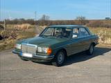 Mercedes-Benz 280E (W123) Garagenfahrzeug ... - Mercedes-Benz 280 Limousine W123 mit Benzin-Antrieb