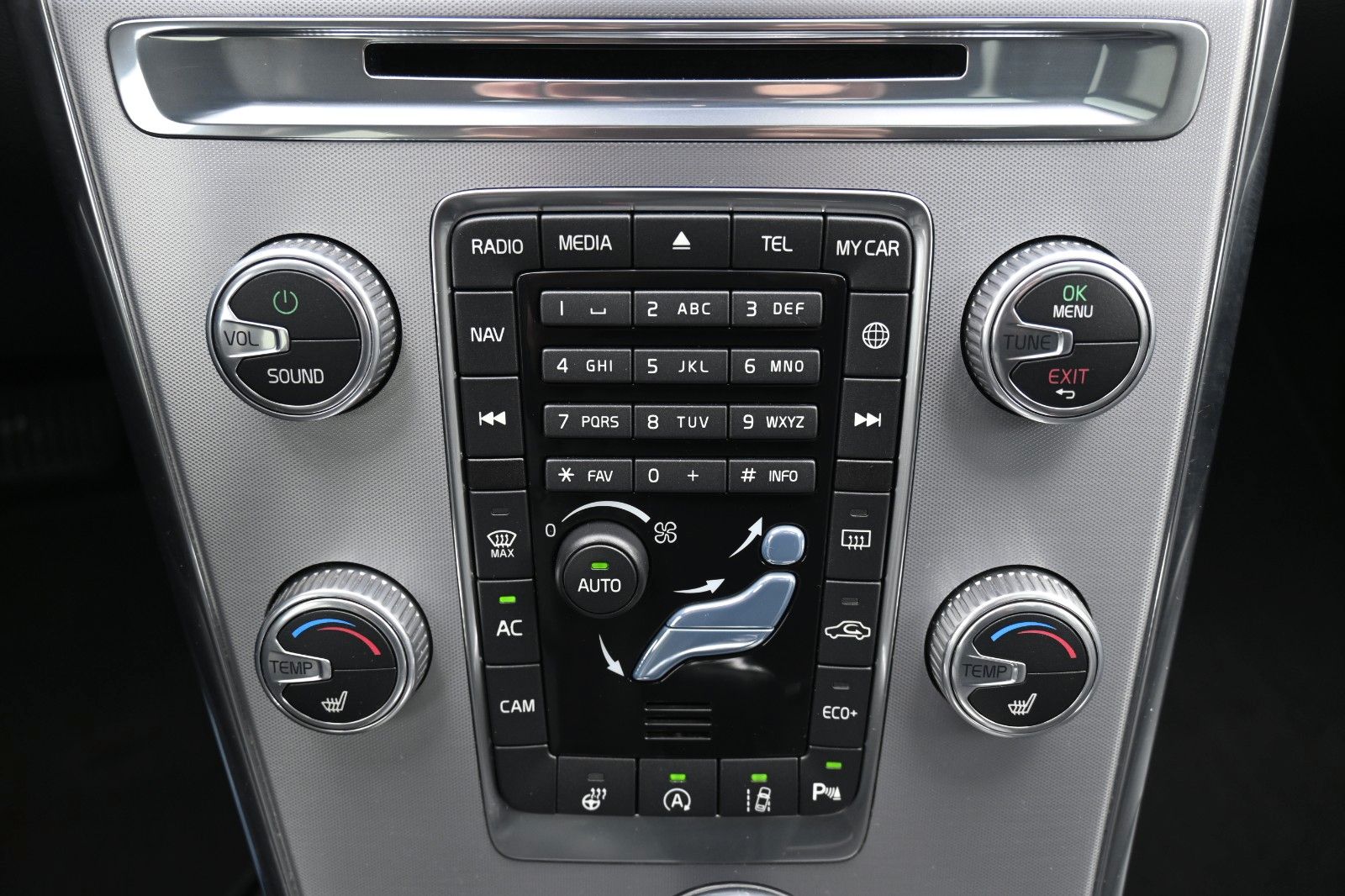 Fahrzeugabbildung Volvo XC60 D4 Momentum*BLIS*STHZ*PANO*BiXenon*CAM*DAB