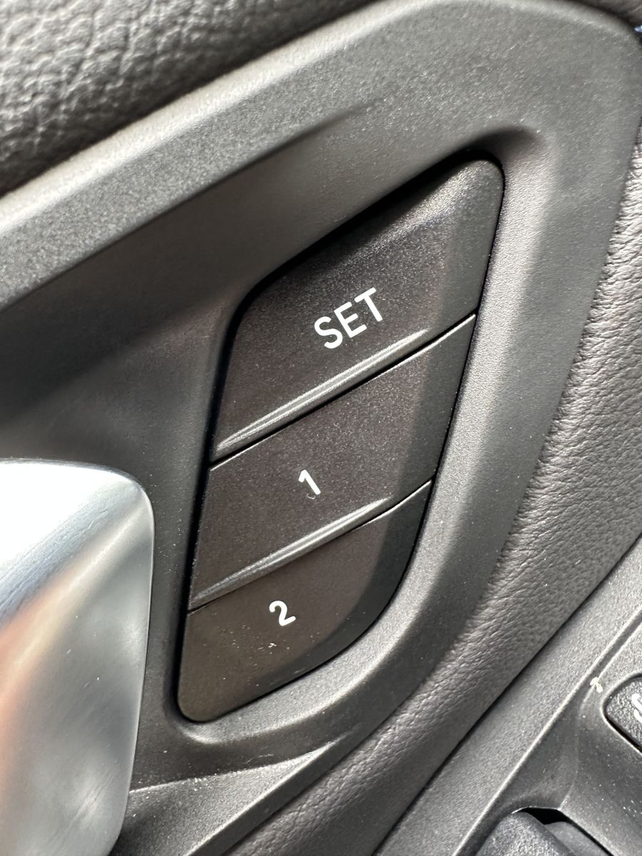 Fahrzeugabbildung BMW 330e Touring xD M-Sport NAV+LASER+PANO+HEADUP+VC