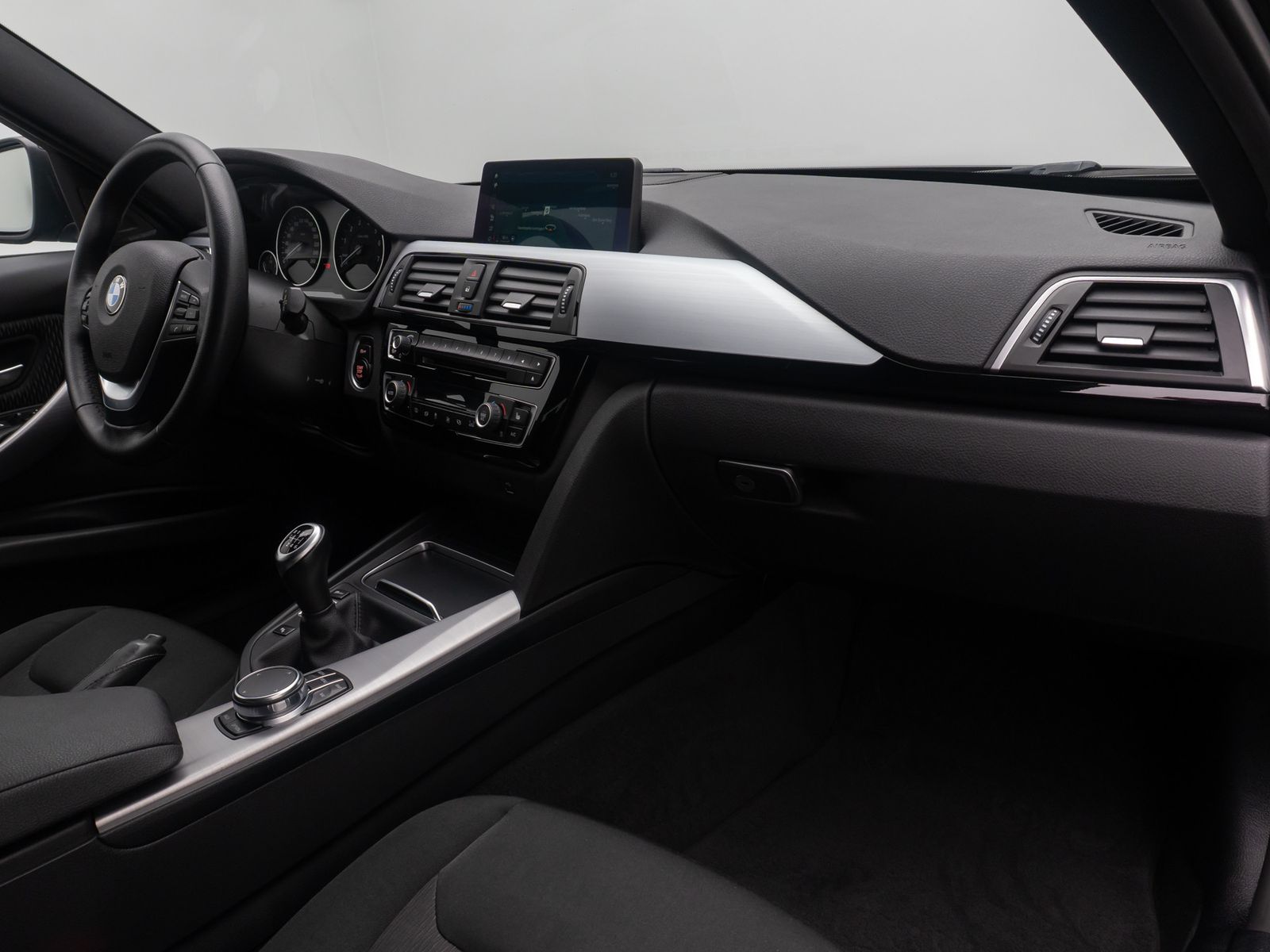 Fahrzeugabbildung BMW 320i GeschwindigReg ParkAss DAB H/K FernlichtAss