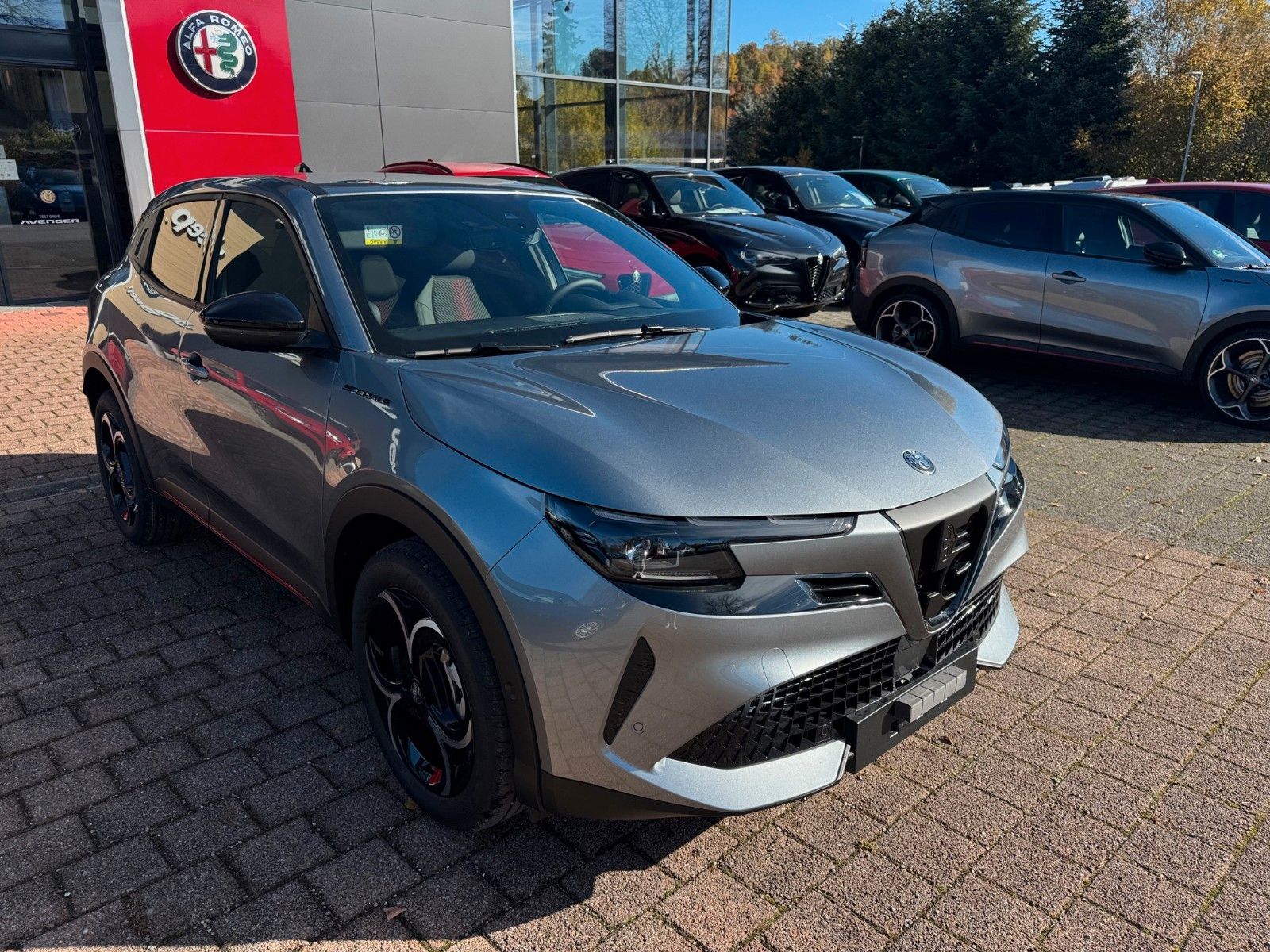 Fahrzeugabbildung Alfa Romeo Junior Ibrida Speciale 145PS Navi Kamera Massage