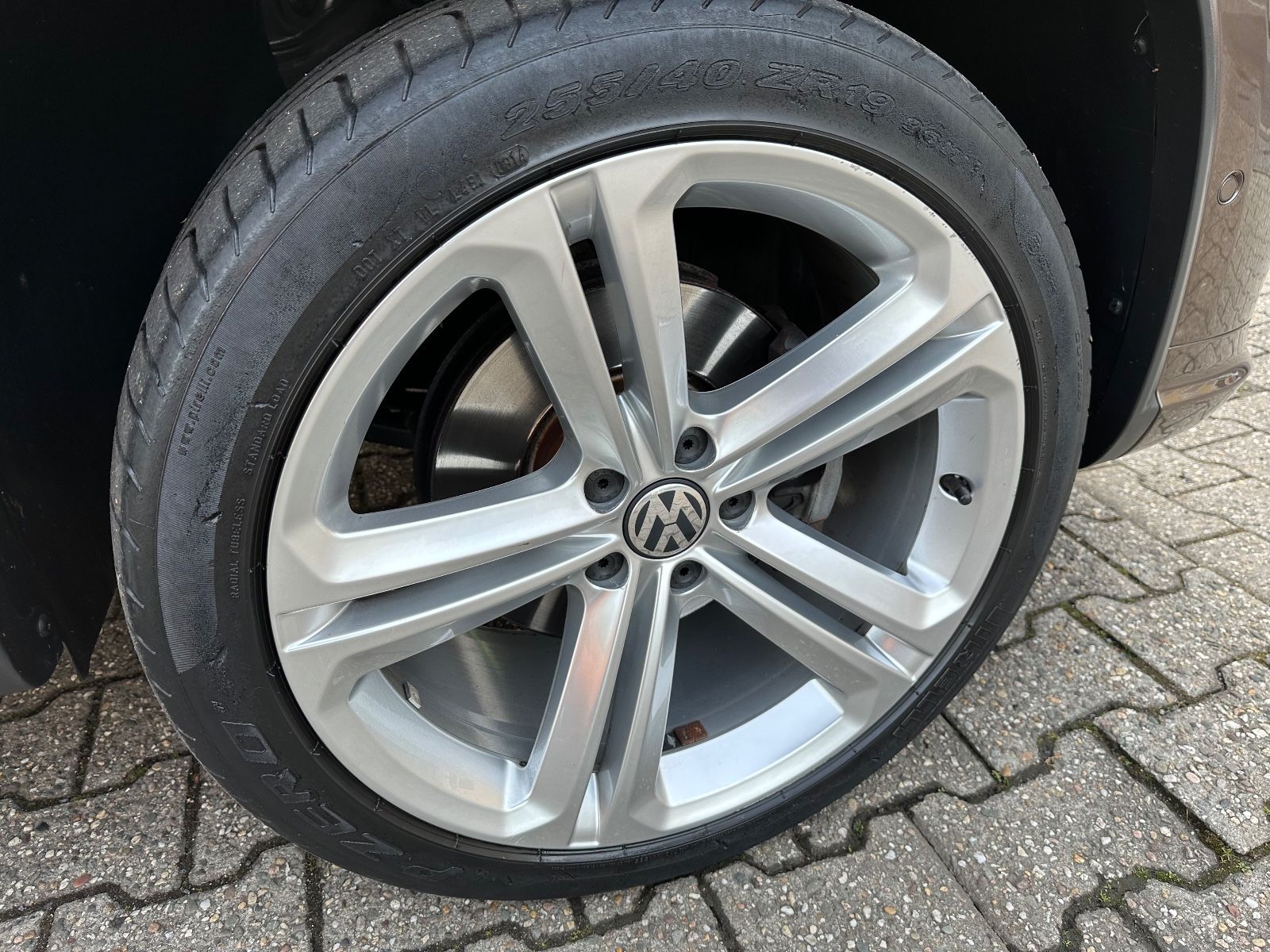 Fahrzeugabbildung Volkswagen Tiguan R-LINE 19 ZOLL  DSG NAVI XENON KAMERA