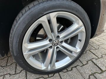 Fahrzeugabbildung Volkswagen Tiguan R-LINE 19 ZOLL  DSG NAVI XENON KAMERA