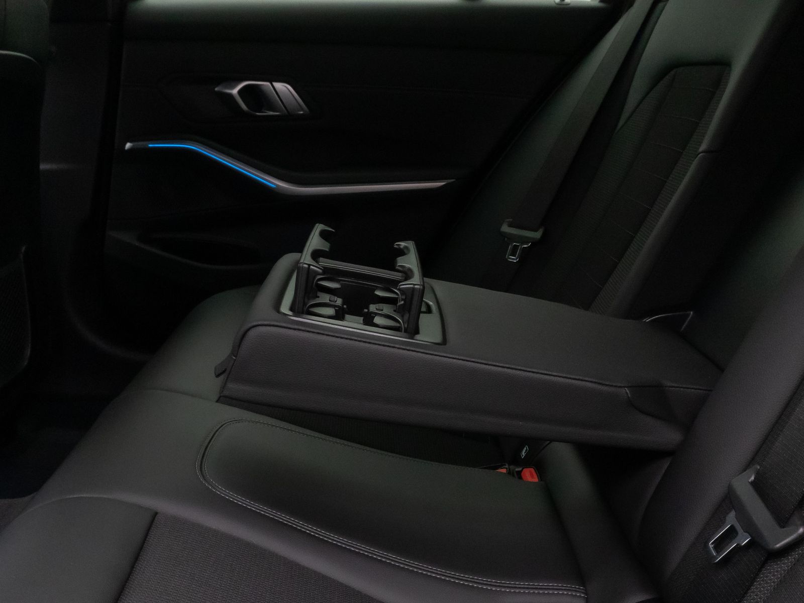 Fahrzeugabbildung BMW 330e xD SportLine Laser HUD DAB HiFi Komfort PDC
