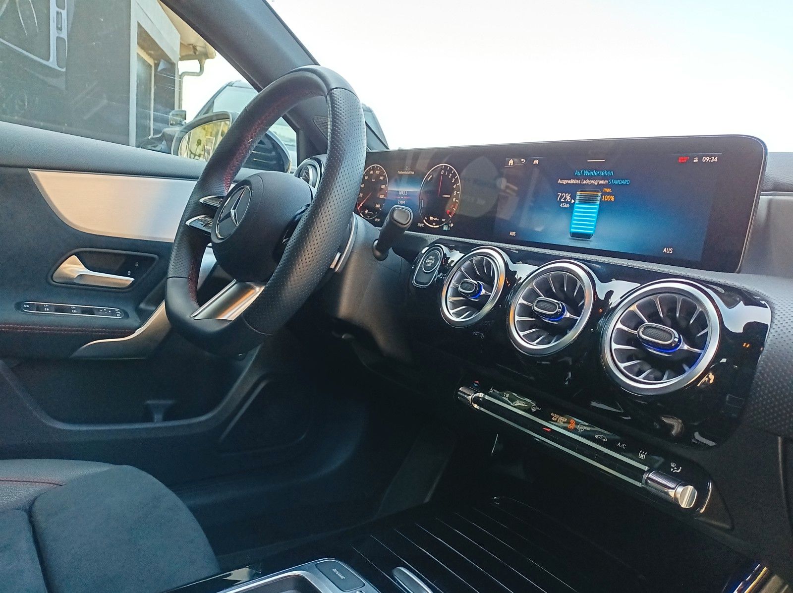Fahrzeugabbildung Mercedes-Benz A 250 e+AMG LINE+PANO+360*KAMERA+DISTRONIC+SH+++