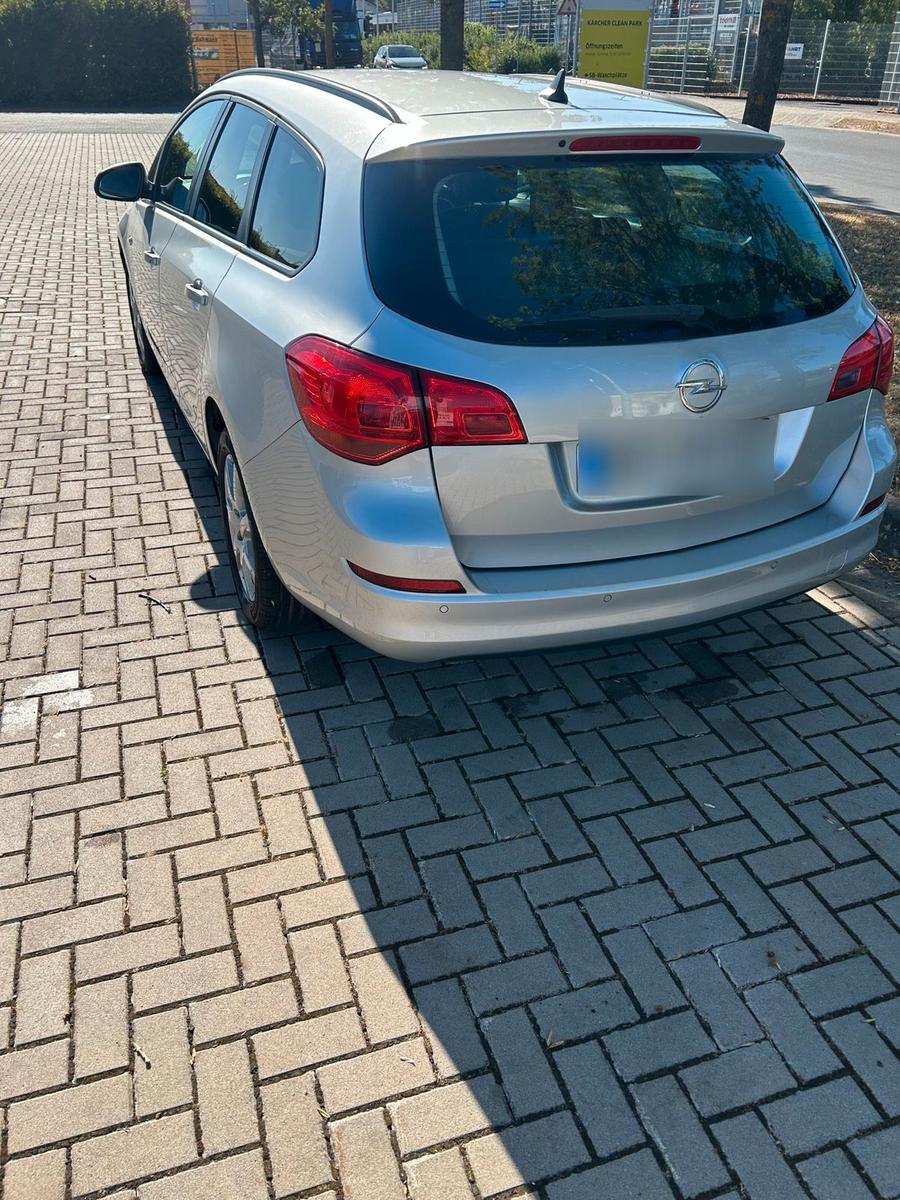 Opel Astra 2012 — interior