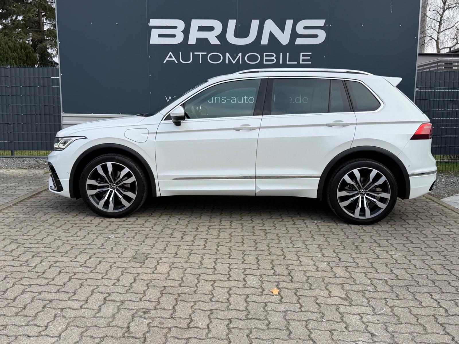 Volkswagen Tiguan R-Line eHybrid ACC HUD PANO AHK 20 Zoll