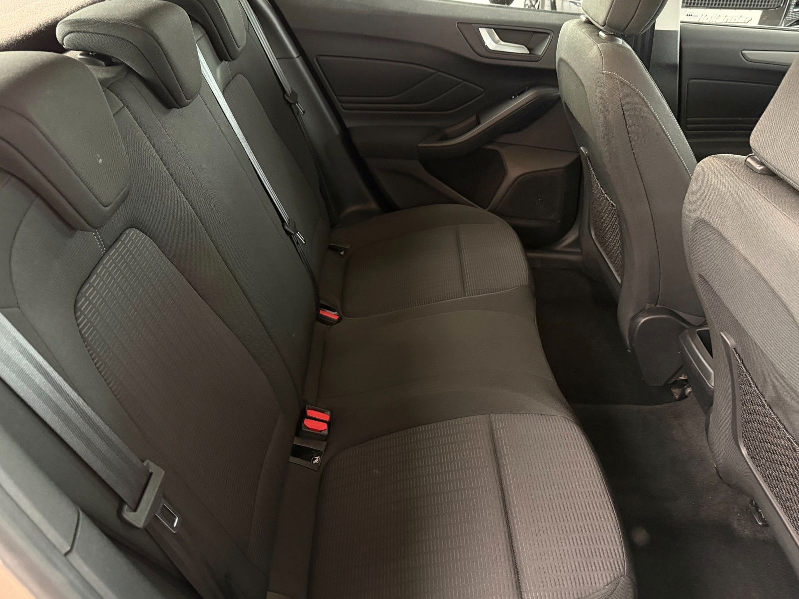 Fahrzeugabbildung Ford Focus Limousine 1.0 Trend  "Winter-Paket  Klima"