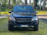 Mercedes-Benz Mercedes ML 300 CDI W164 4MATIC (2010) in Schwar - gebrauchte Mercedes-Benz ML 300 aus dem Jahr 2010