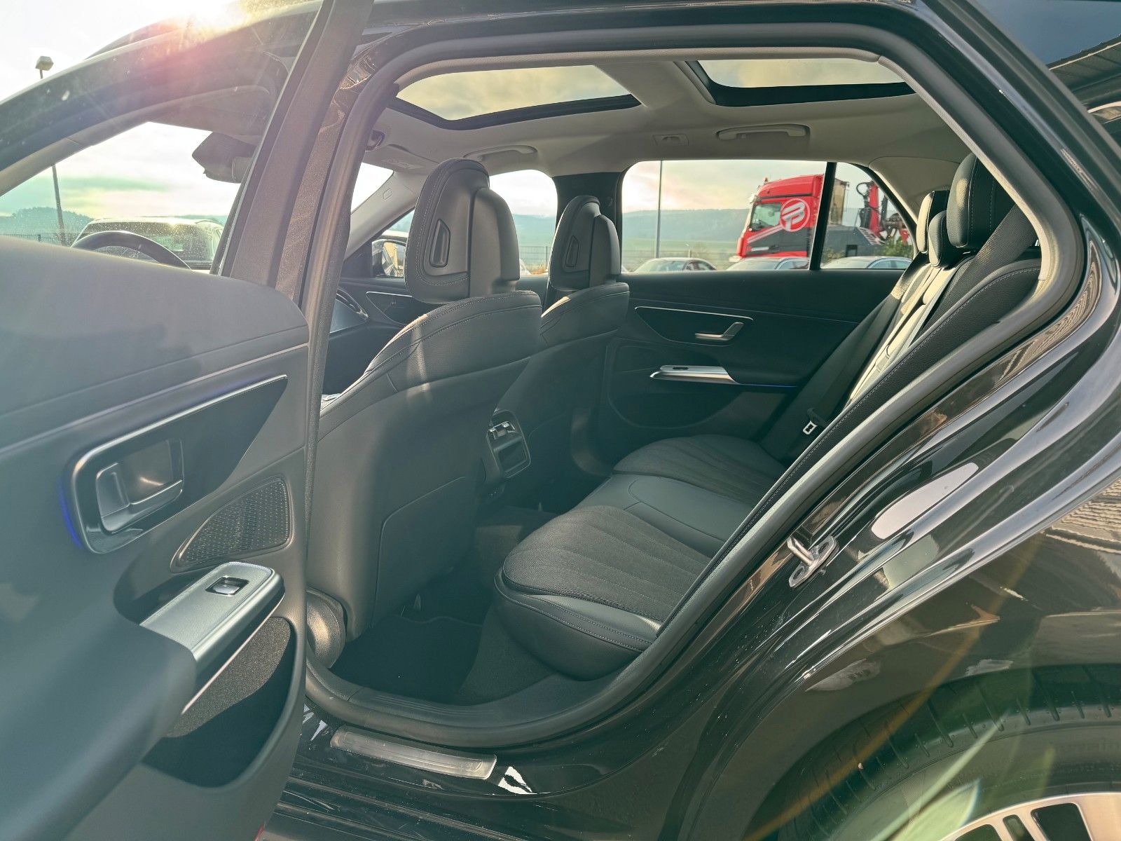 Fahrzeugabbildung Mercedes-Benz E 220d T Avantgarde+Pano+DistrPro+AHK+RFK+MBUX