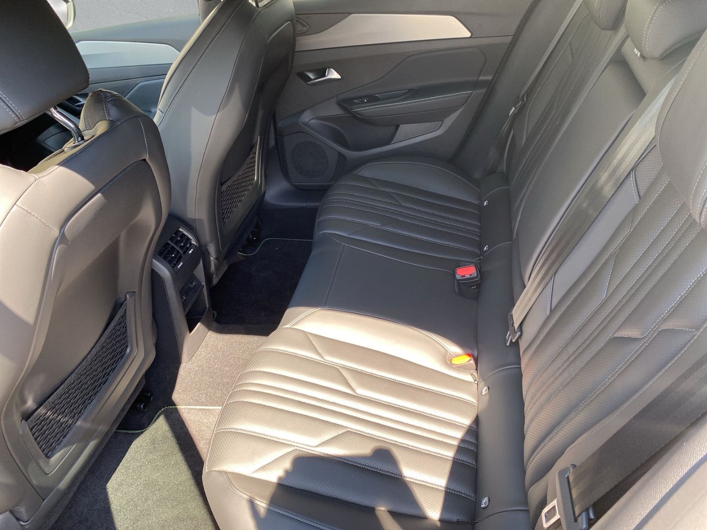 Fahrzeugabbildung Peugeot 408 GT 1.2 Puretech 130 EU6e *Premium- Paket* u.