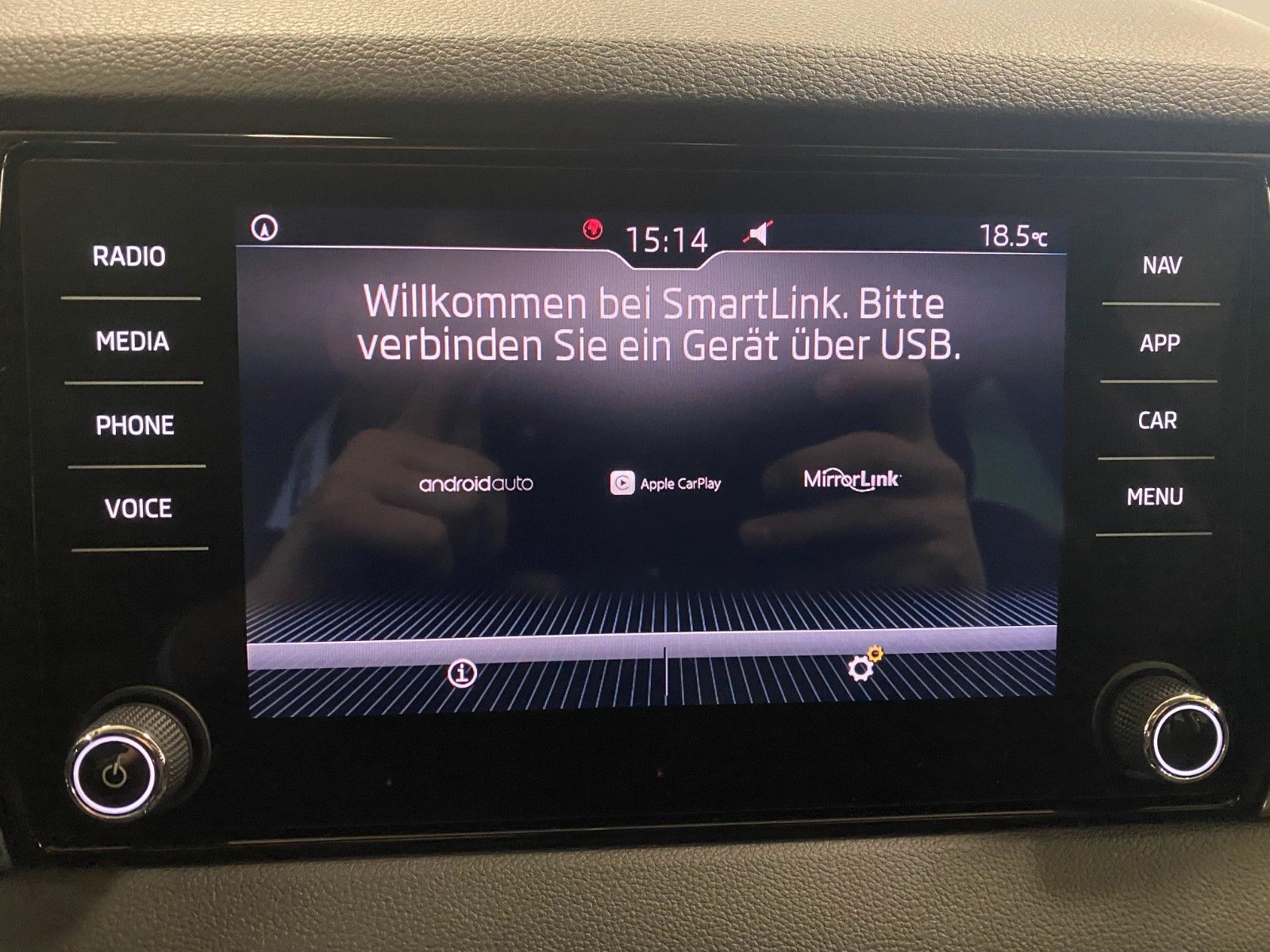 Fahrzeugabbildung SKODA Karoq 1.5 TSI ACT DSG Style+NAVI+ALLWETTER+KAMER