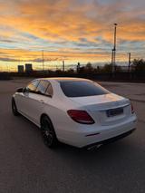 Mercedes-Benz E 350d AVANTGARDE *Burmester*HeadUp*Pano*Night* - Mercedes-Benz E 350 mit Diesel-Antrieb: Limousine