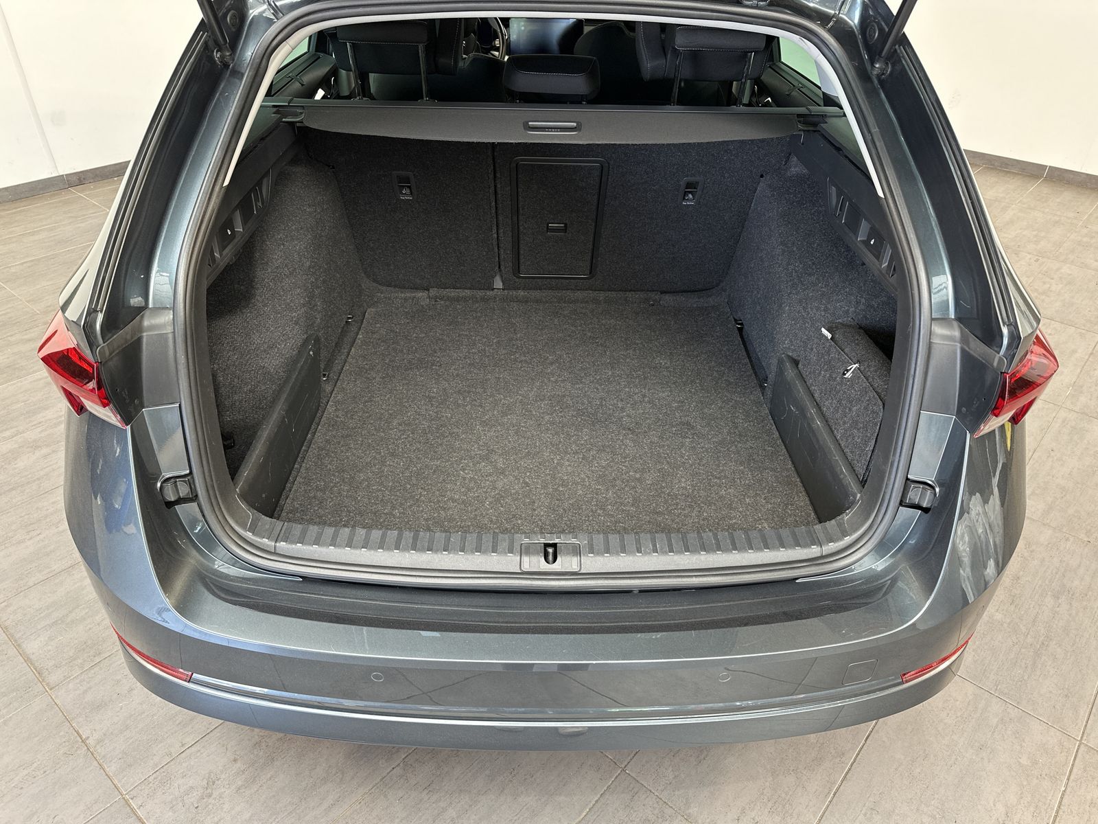 Fahrzeugabbildung SKODA Octavia Combi 2.0 TDI DSG FirstEd NAV+MATRIX+ACC