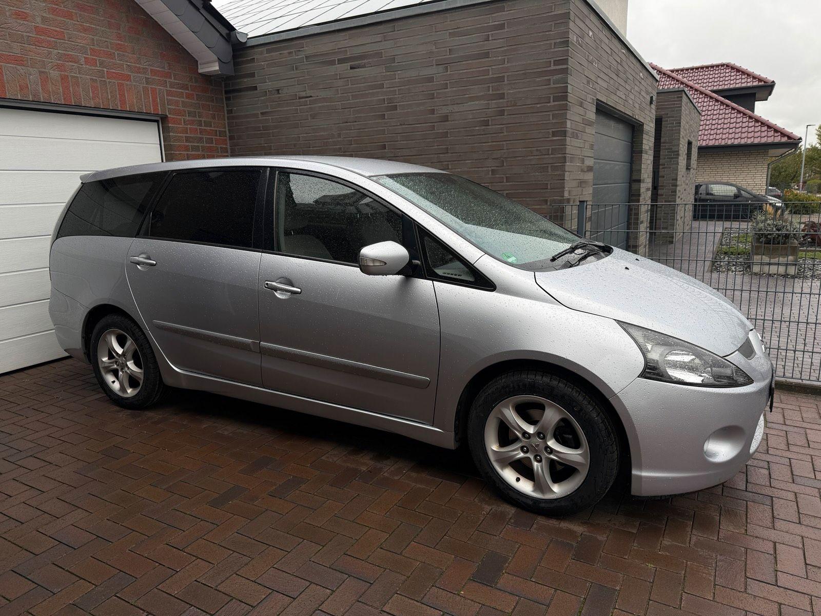 Mitsubishi Grandis 2004 — вигляд ззаду