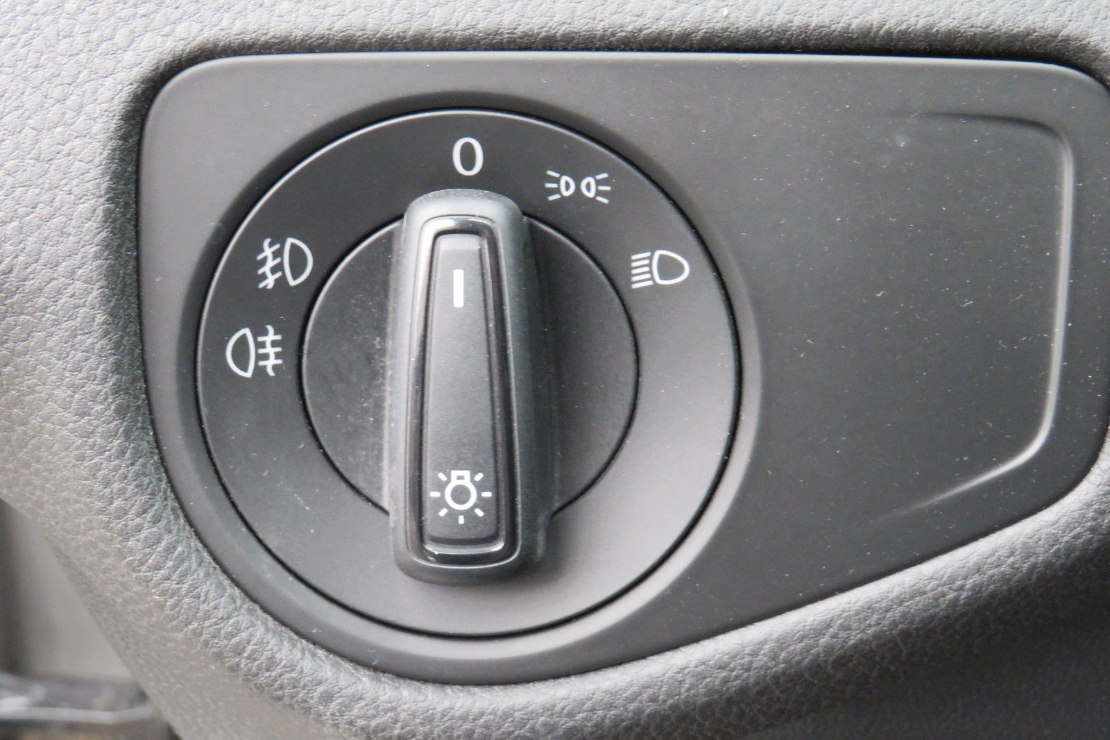 Fahrzeugabbildung Volkswagen Golf VII LIM. SITZH. TELVOR 8-FACH 4T. PDC 1.HD