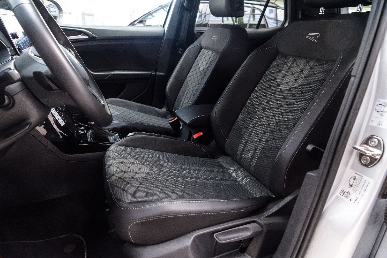 Fahrzeugabbildung Volkswagen T-Cross R-Line 1.5 TSI DSG IQ-LED+AHK+KAMERA+ACC