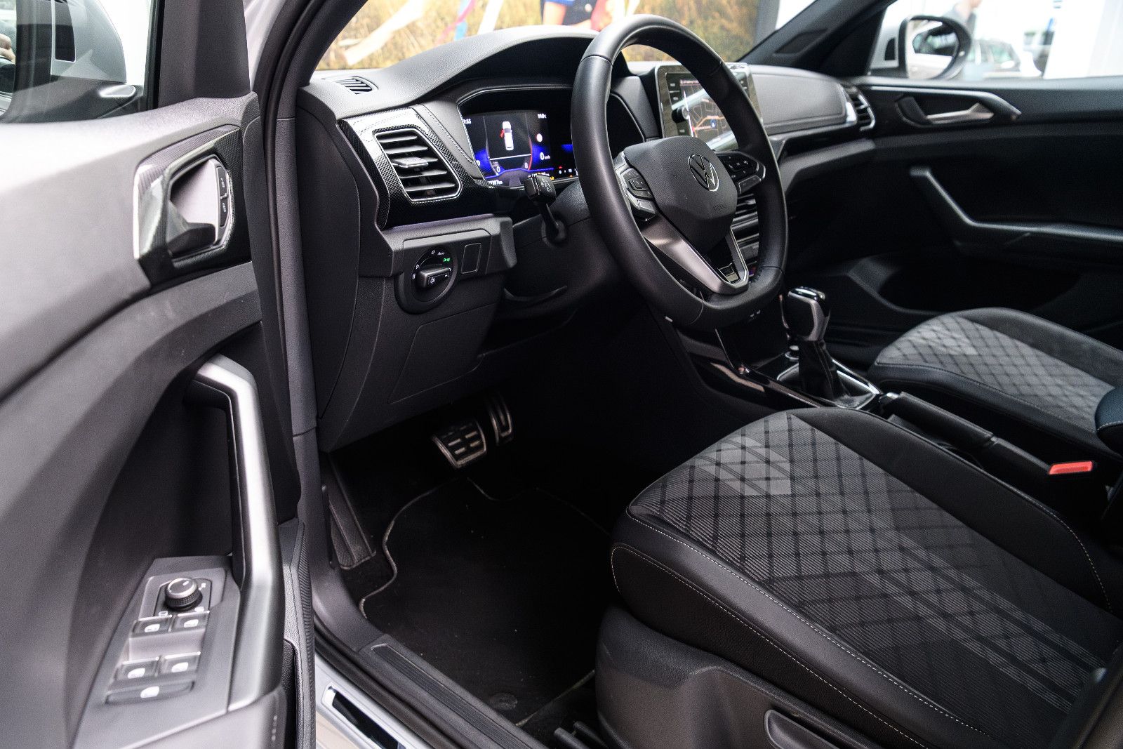Fahrzeugabbildung Volkswagen T-Cross 1.5 TSI R-Line+LED+IQ+TOTWINKEL+ACC+AHK