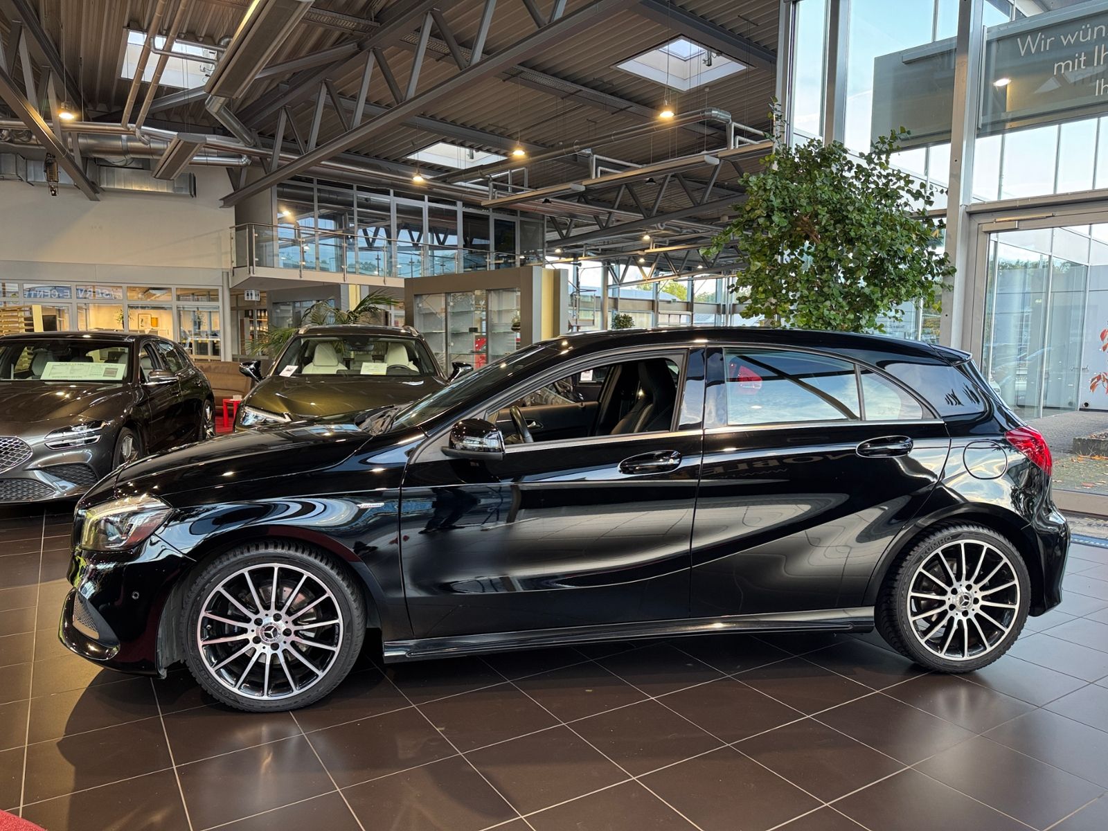 Fahrzeugabbildung Mercedes-Benz A 200 AMG Line PEAK Edition LED NAV SHZ 18"