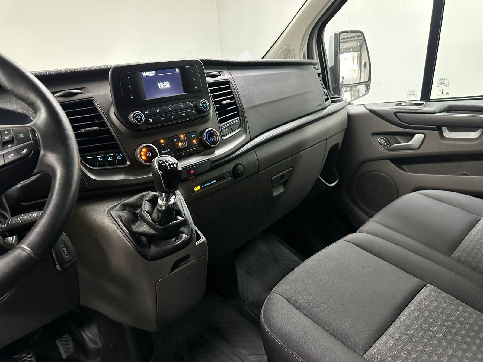 Fahrzeugabbildung Ford Transit Custom 320 L1H1 9-SITZE*2xKLIMA*TEMPO*ZH