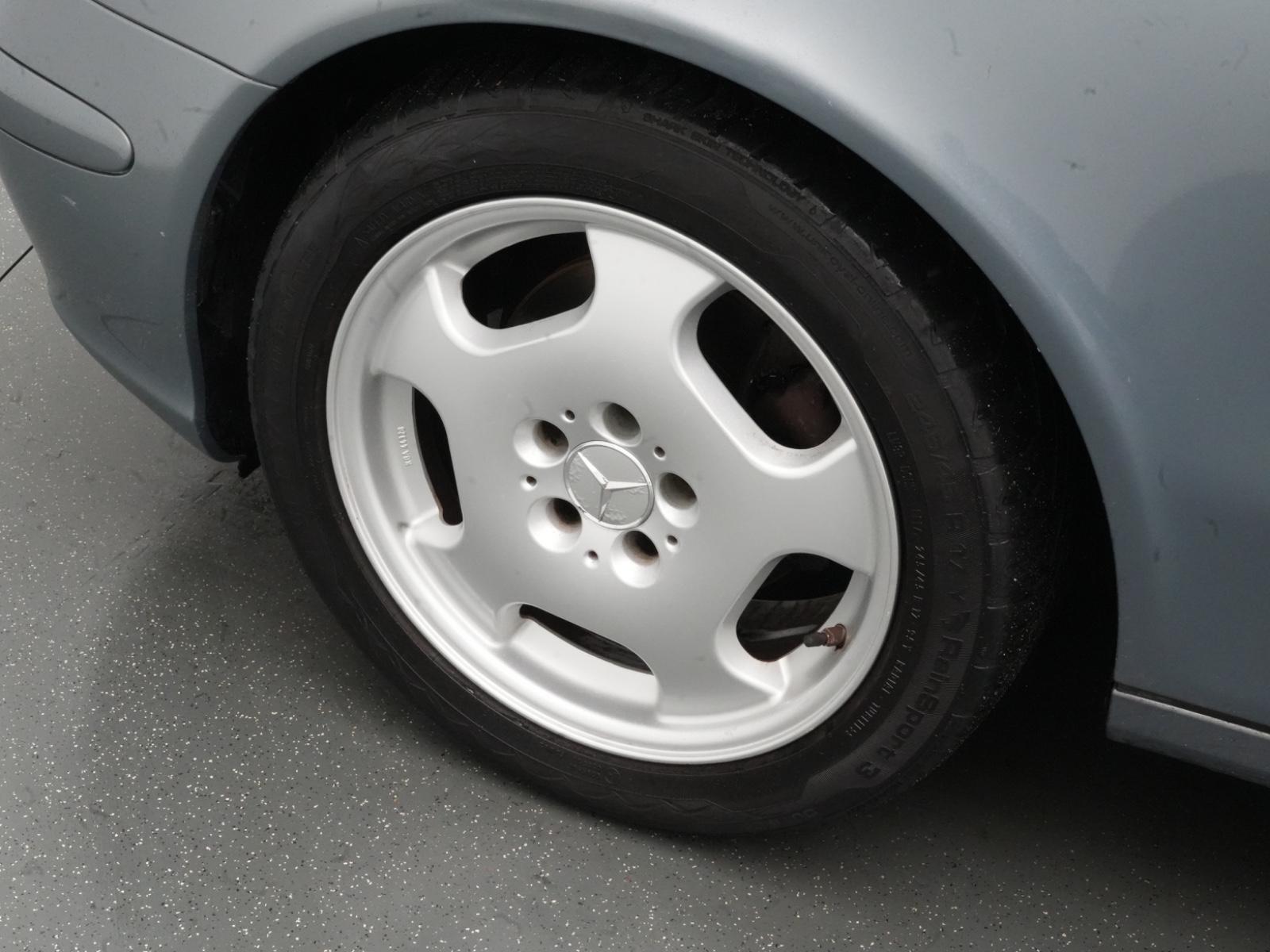 Mercedes-Benz E200 2004 — photo 21