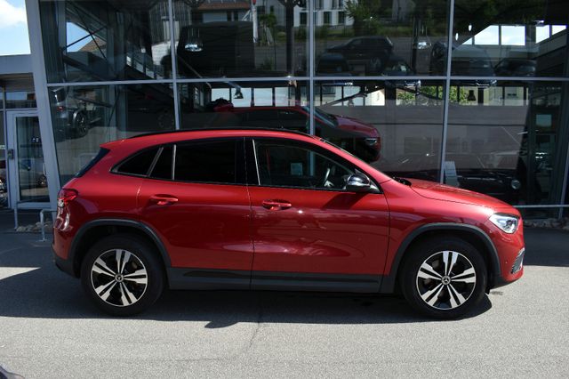 MERCEDES-BENZ GLA220d 4M *Designo*Kamera*Night-Paket*LED*