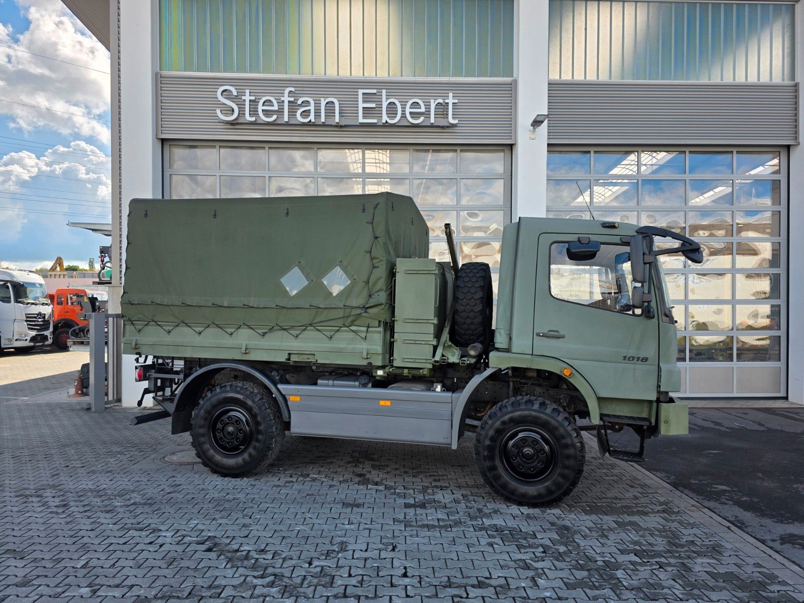 Fahrzeugabbildung Mercedes-Benz Atego 1018 A 4x4 Pritsche Plane