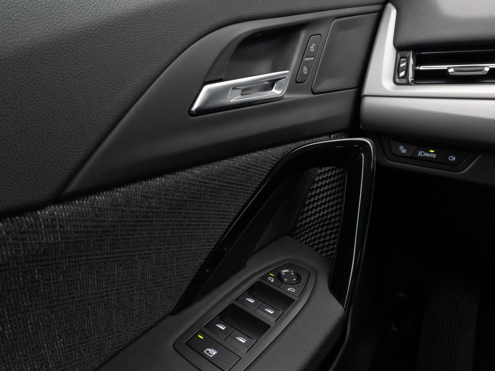 Fahrzeugabbildung BMW iX1 xDrive30 Kamera DAB Sitzhzg LED M Fahrwerk