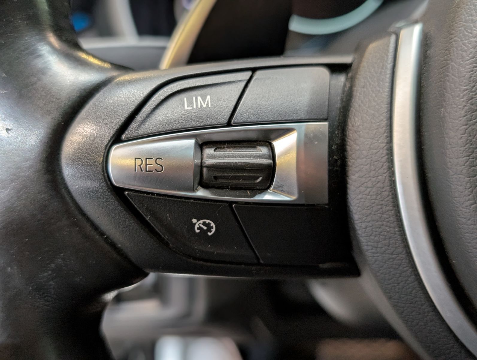 Fahrzeugabbildung BMW X5 xD 30d M-Sport HUD Pano H&K Komfortsi AHK 20"