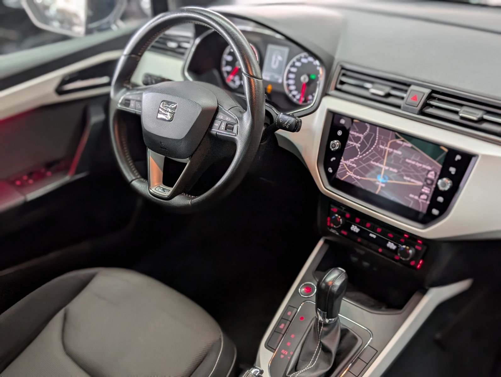 Fahrzeugabbildung SEAT Arona Xcellence FULL-LINK LED KESSY SHZ TEMP ALU