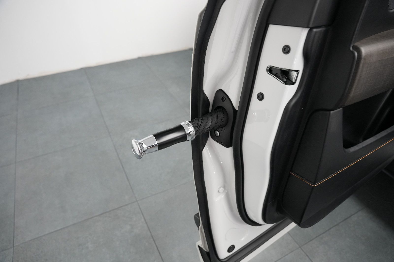 Fahrzeugabbildung Rolls-Royce Cullinan/NOVITEC/WIDEBODY/24''/FOND-TV/STERNEHIM