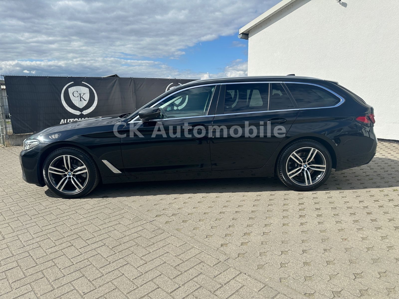 Fahrzeugabbildung BMW 520d Touring/Navi/Laser/Head-Up/Leder/360°/AHK