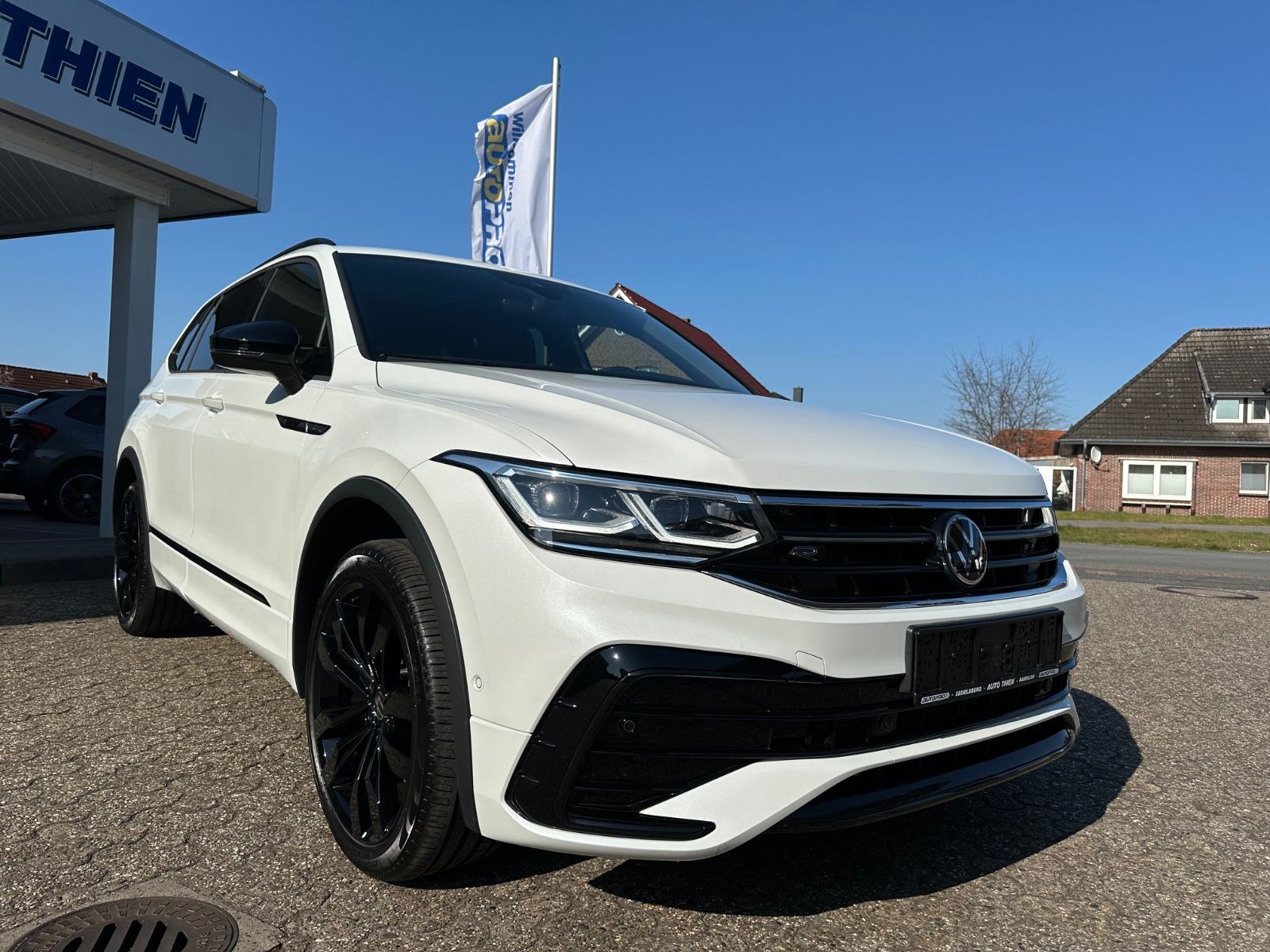 Fahrzeugabbildung Volkswagen Tiguan Allspace 2.0 TDI 4M R-Line Pano/AHK/7-Sit