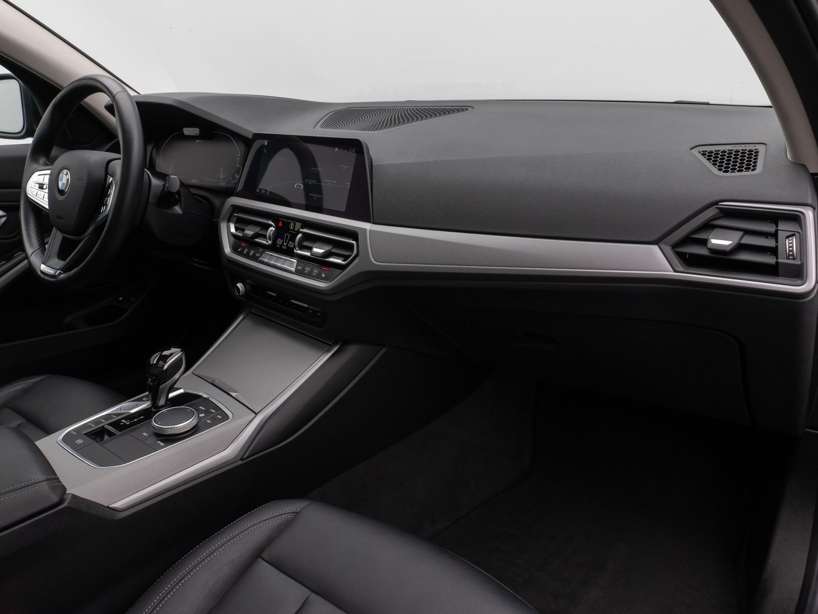 Fahrzeugabbildung BMW 330e Panorama 360° Laser HUD DAB HiFi AHK ACC