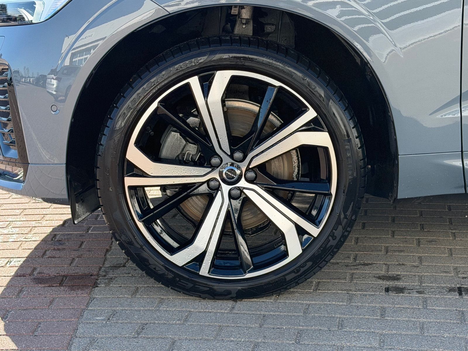 Fahrzeugabbildung Volvo XC60 B4 B Plus Dark*H&K*360°*PANO*AHK*STHZG*