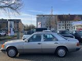 Mercedes-Benz 220 E Automatik 1.Hand Klima Allwetterreifen - Mercedes-Benz 220 in Hannover