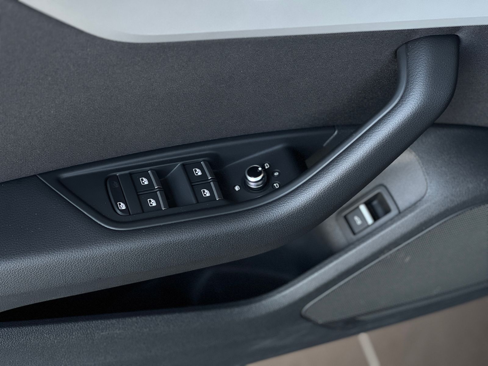 Fahrzeugabbildung Audi A4 Avant 40 TFSI S Line AHK SHZ NAVI KLIMA