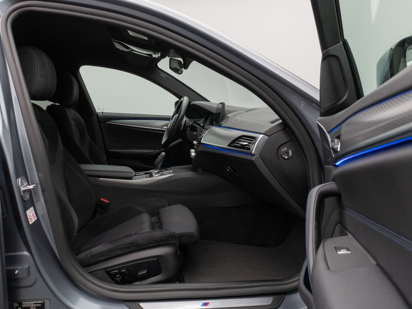 Fahrzeugabbildung BMW 530d xD M Sport Kamera HUD HiFi SoftCl Komfort