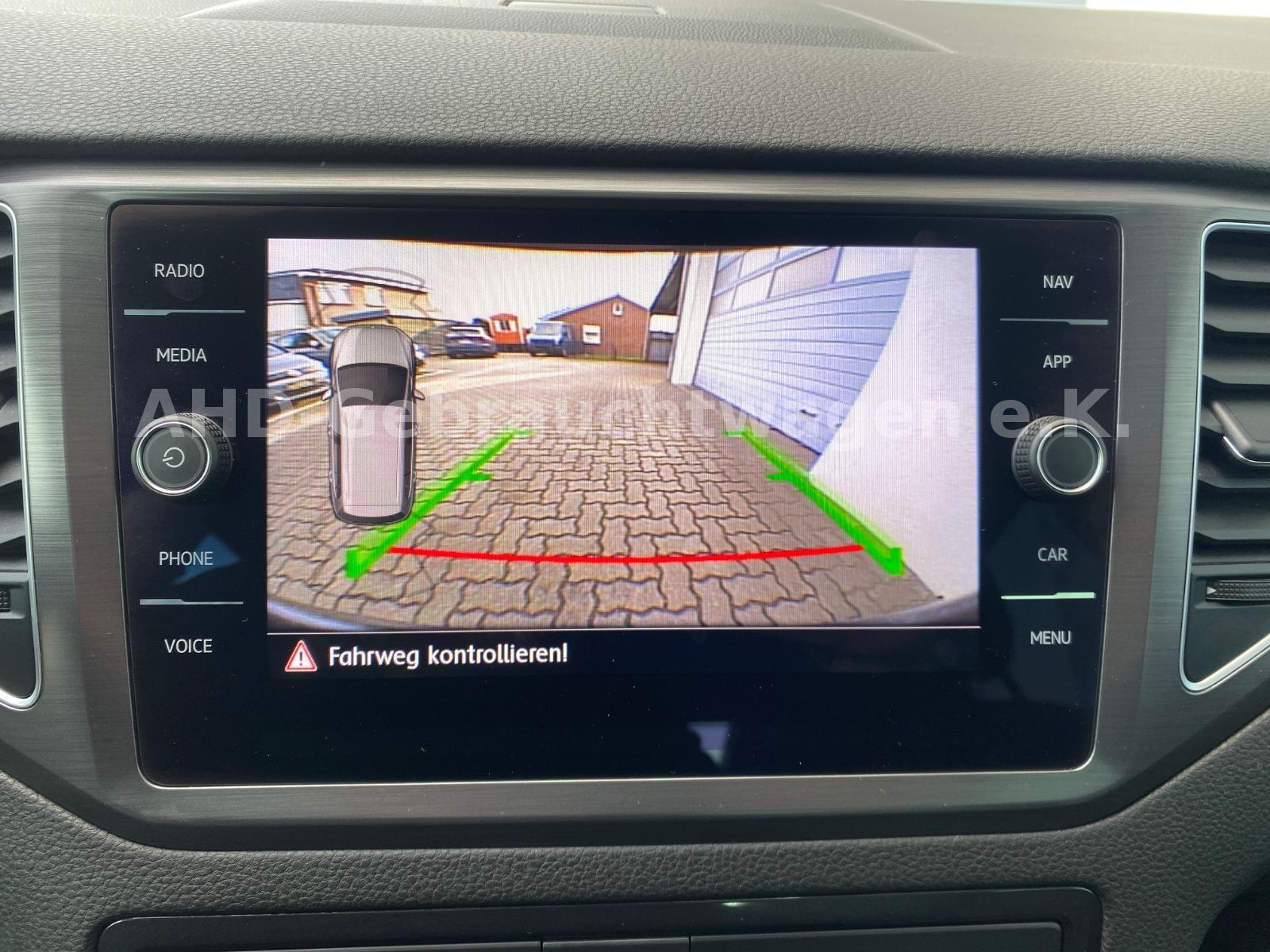 Fahrzeugabbildung Volkswagen Golf Sportsvan VII 1.5 TSI LED Navi PDC Kamera