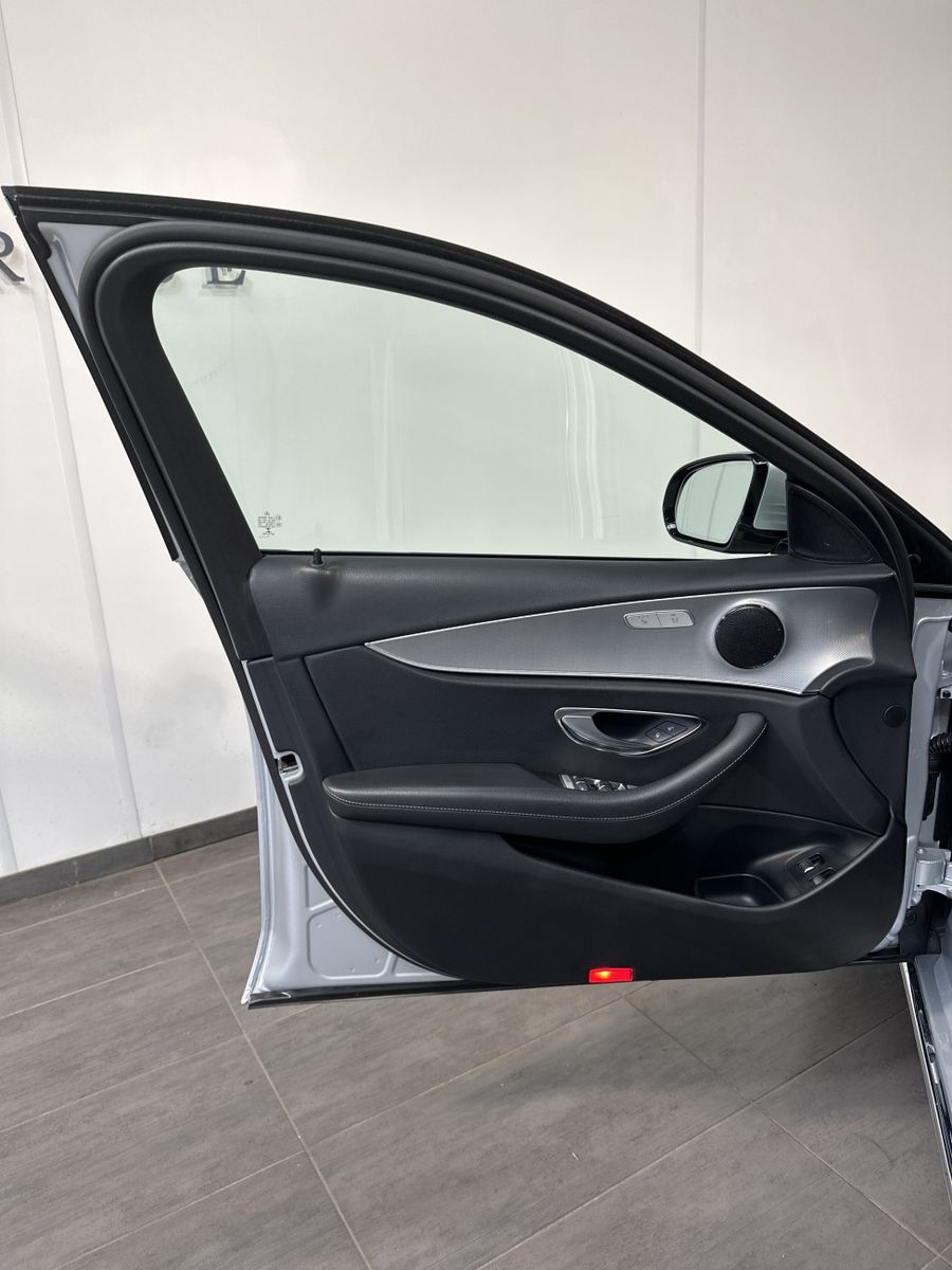 Fahrzeugabbildung Mercedes-Benz E 220d Limousine Avantgarde NAV+LED+AHK+CARPLAY