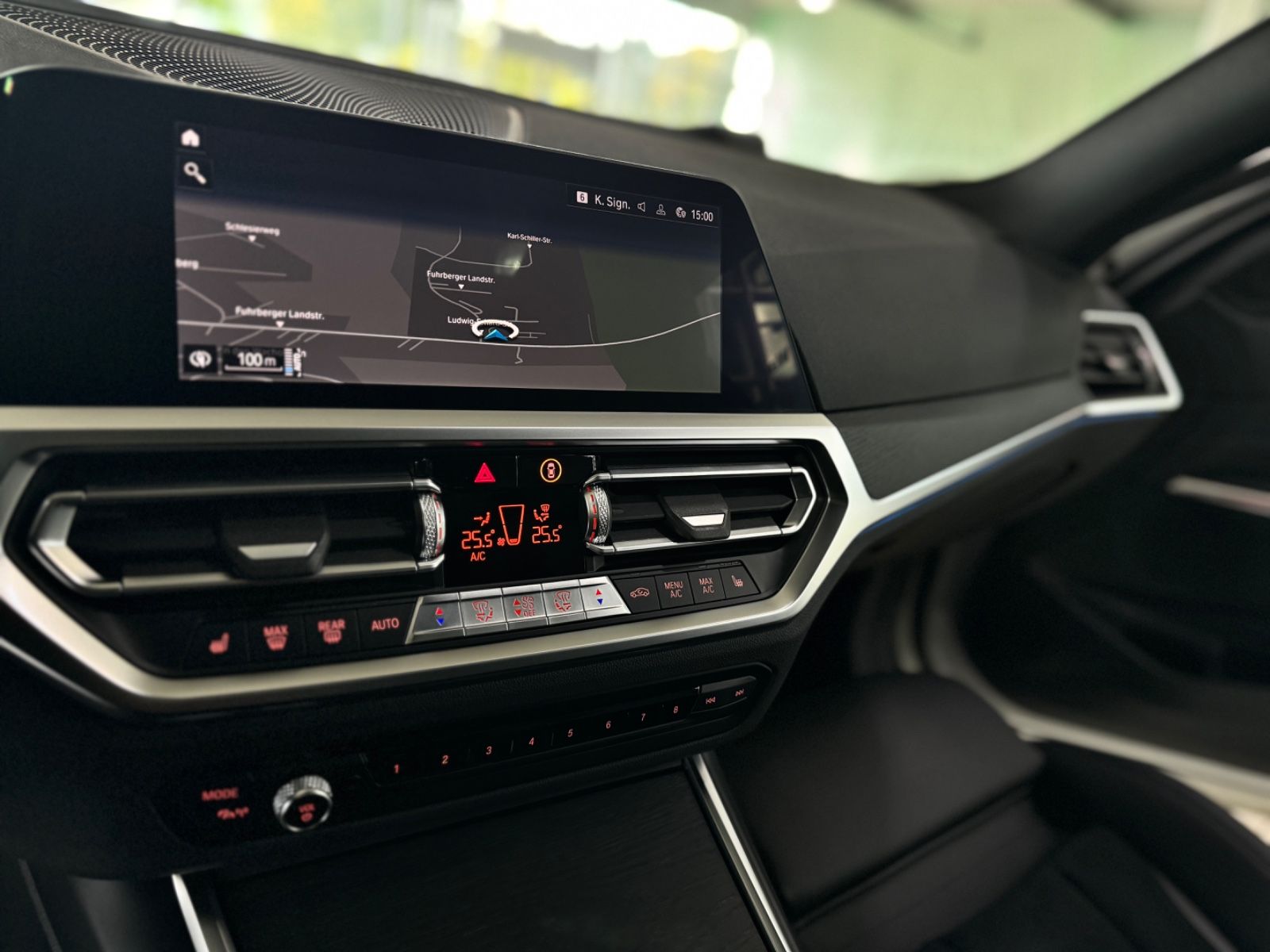 Fahrzeugabbildung BMW 330e M Sport Laser HUD DAB Kamera Panorama HiFi