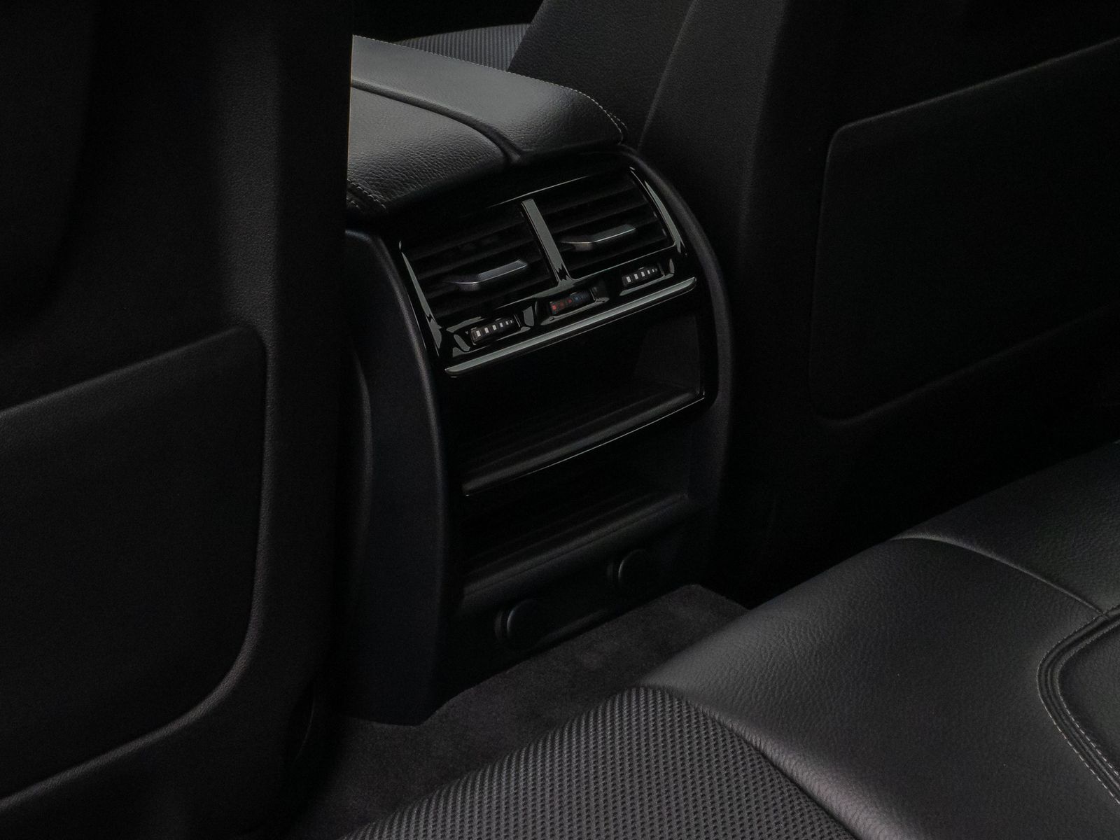 Fahrzeugabbildung BMW 520d  Sport Line HUD HiFi PDC Alarm DisplayKey