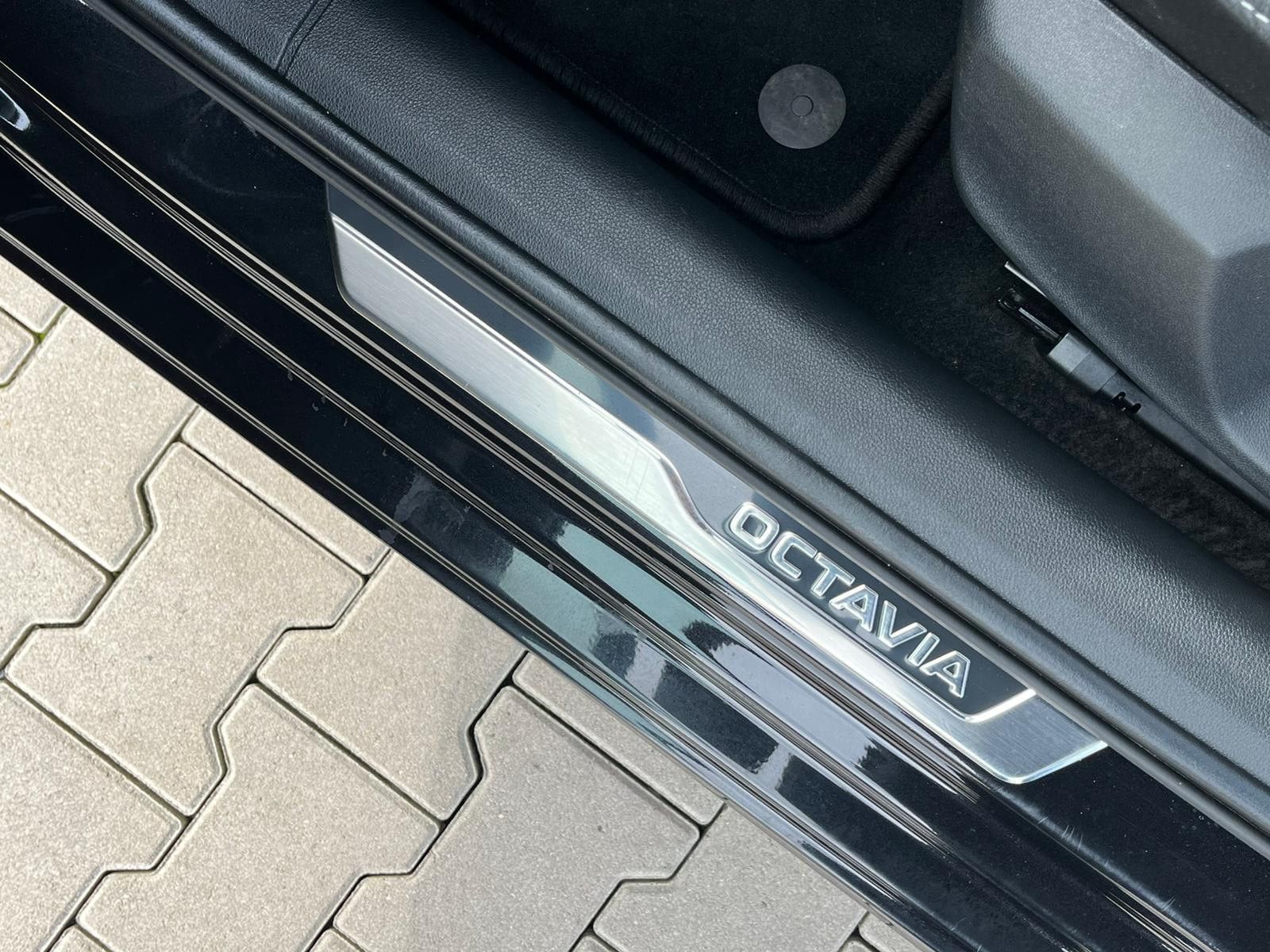 Fahrzeugabbildung SKODA Octavia 1.5 DSG Sportline PANO*MATRIX*AHK*5J.GAR